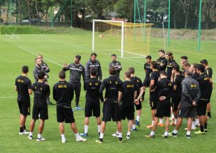 Μαύρα περιβραχιόνια και ενός λεπτού σιγή στο φιλικό με τον Άρη