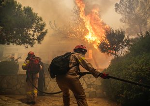 ΑΕΚτζήδες έδωσαν μάχη με τις φλόγες (pics)