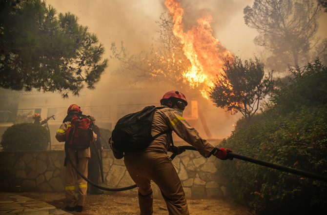 ΑΕΚτζήδες έδωσαν μάχη με τις φλόγες (pics)