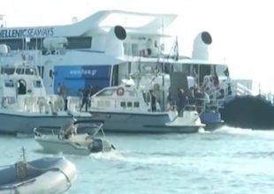 Προσέκρουσε το Flying Cat 4 στη Ραφήνα – Με σκάφη του Λιμενικού στη στεριά οι επιβάτες