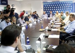Εμμένει στη θέση της για υποβιβασμό τριών ομάδων χωρίς μπαράζ η Super League