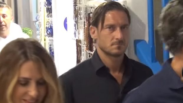 O Φραντσέσκο Τότι κάνει βόλτες στην Μύκονο!