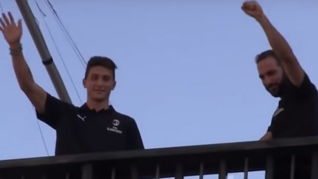 Χαμός στην Piazza Duomo για Ιγκουαΐν και Καλντάρα