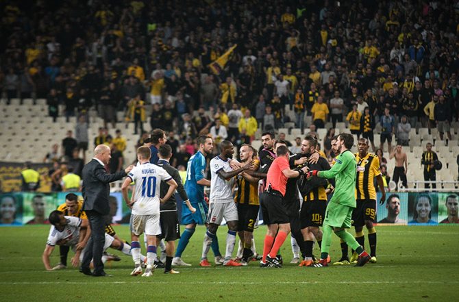 VIDEO: Γενική σύρραξη στο τέλος του ΑΕΚ-Βίντι, κόκκινη στον Λιβάγια