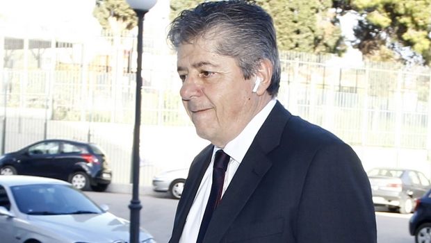 Καϋμενάκης: “Το πρόβλημα των ‘μεγάλων’ είναι ποιος την έχει μεγαλύτερη”
