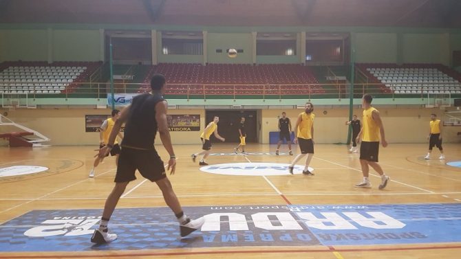 Ποδόσφαιρο η …Βασίλισσα και με VAR (ΦΩΤΟ)