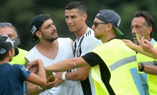 Στιγμές παραφροσύνης και… ντου για μία φανέλα του Ρονάλντο (vid)