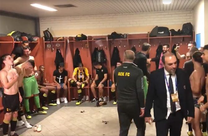 ΤΡΕΛΑ στα αποδυτήρια με τον ύμνο! (VIDEO)
