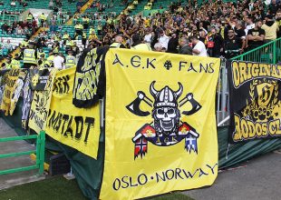 Οπαδός της ΑΕΚ χάρισε τη φανέλα του σε ΑμΕΑ φίλο της Σέλτικ (PHOTO)