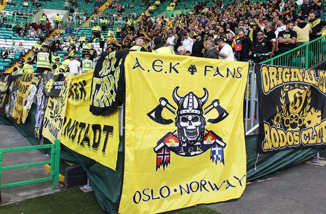 Οπαδός της ΑΕΚ χάρισε τη φανέλα του σε ΑμΕΑ φίλο της Σέλτικ (PHOTO)
