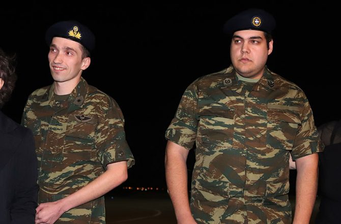 Χαρά και για τους δυο Έλληνες στρατιωτικούς στα αποδυτήρια της ΑΕΚ