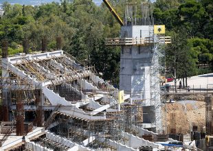 Τελειώνουν οι πυλώνες και παίρνει μορφή