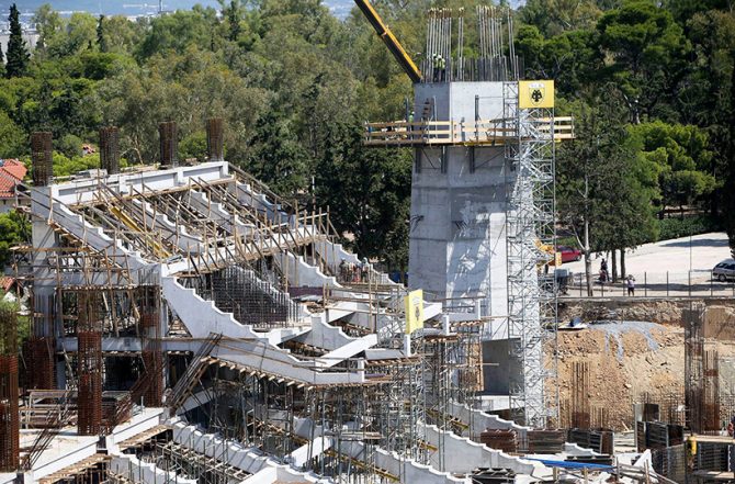 Τελειώνουν οι πυλώνες και παίρνει μορφή