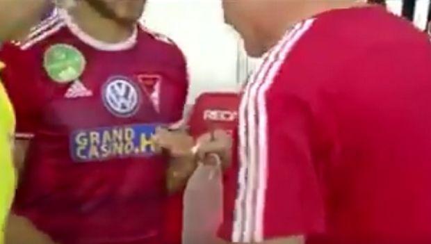 Δεν μπόρεσε να βγάλει τη βέρα και έγινε αλλαγή (VIDEO)