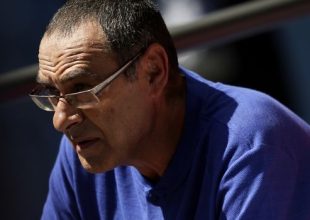 Ο Σάρι στον πάγκο με ένα πακέτο τσιγάρα στο χέρι!