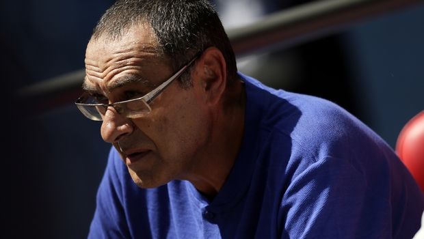 Ο Σάρι στον πάγκο με ένα πακέτο τσιγάρα στο χέρι!