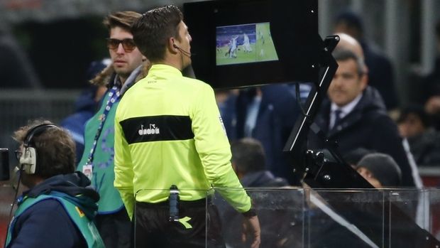 H UEFA σκέφτεται σοβαρά να εφαρμόσει το VAR στο Champions League