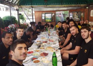 Ρεπό και οικογενειακό δείπνο για την Βασίλισσα (pics)