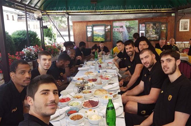 Ρεπό και οικογενειακό δείπνο για την Βασίλισσα (pics)