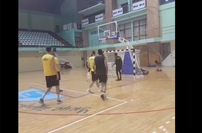 Η κεφαλοχειροσφαίριση της Βασίλισσας (VID)