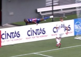 Σκόραρε και έφαγε… τούμπα στις πινακίδες!
