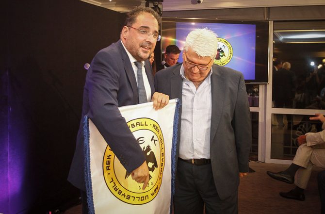 Παραδόθηκε στον Αλεξίου το λάβαρο της ΑΕΚ!