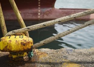 Δεμένα σήμερα τα πλοία στα λιμάνια – Πώς αλλάζουν τα δρομολόγια