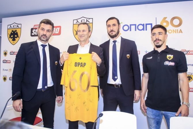 Ουζουνίδης και Σιμόες με την κούπα στον ΟΠΑΠ