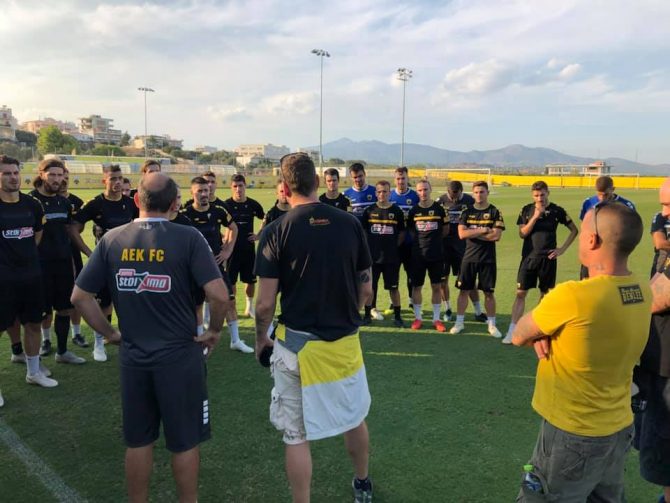 «ΑΕΚ σημαίνει ψηλά το κεφάλι, είμαστε μαζί σας!»