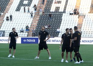 Βγήκαν οι παίκτες της ΑΕΚ για προθέρμανση (VIDEO)