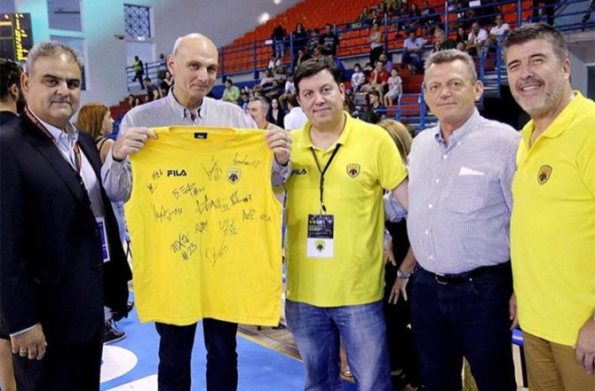 Το δώρο της Βασίλισσας στον πατέρα του Νεόφυτου Χανδριώτη (ΦΩΤΟ)