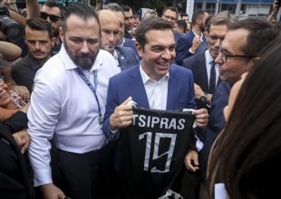 Είχε όρεξη για ποδοσφαιρική… πλακίτσα ο Τσίπρας – «Αν χαμηλώσουμε τα δοκάρια, η ΑΕΚ μπορεί να…»