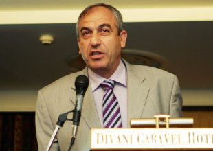 Βαρούχας για το πέναλτι της ΑΕΚ στην Τρίπολη: «Ήταν παράβαση. Ο αμυντικός παρεμποδίζει τον Μάνταλο»