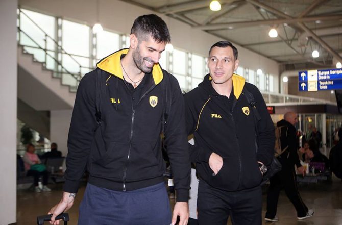 Η αναχώρηση της ΑΕΚ για Πράγα (PICS)