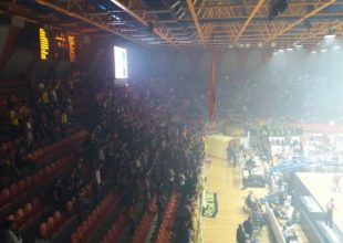 Άναψαν καπνογόνα πριν το παιχνίδι με τον Προμηθέα οι φίλοι της ΑΕΚ