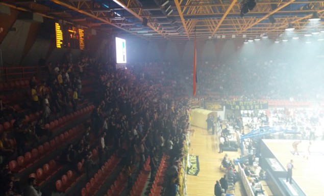Άναψαν καπνογόνα πριν το παιχνίδι με τον Προμηθέα οι φίλοι της ΑΕΚ