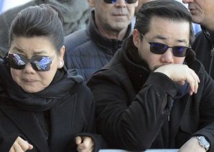 Η γυναίκα και ο γιος του Vichai έφτασαν συντετριμμένοι στο γήπεδο της Λέστερ