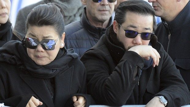 Η γυναίκα και ο γιος του Vichai έφτασαν συντετριμμένοι στο γήπεδο της Λέστερ