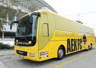 Κάνουν …σεφτέ οι ποδοσφαιριστές της ΑΕΚ με το νέο πούλμαν! (VIDEO)