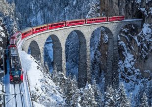Τρένο 55 τούνελ Άλπεις: Περνά από 55 τούνελ και 196 γέφυρες μέσα στις χιονισμένες Άλπεις (pics)