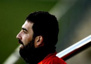 Σκάνδαλο με τον μεθυσμένο Τουράν: Έδειρε τραγουδιστή, την “έπεσε” στη σύζυγό του και πήγε στο νοσοκομείο με όπλο