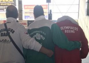 Αυτός είναι ο αθλητισμός: Αγκαλιασμένοι άνθρωποι του Ολυμπιακού, του Παναθηναϊκού και του ΠΑΟΚ