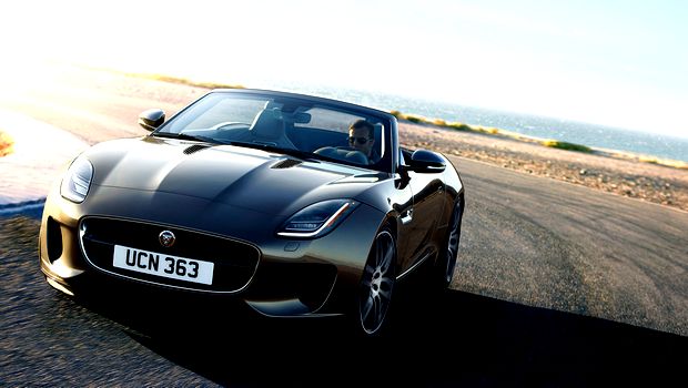 Δύο αγωνιστικά F-TYPE Convertible αποτίουν φόρο τιμής στην Jaguar XK 120