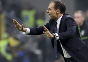 Ο Αλεγκρι δείχνει τους κοιλιακούς του πανηγυρίζοντας!