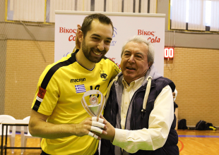 Ο Ασλανίδης έδωσε το βραβείο MVP στον Κανέλλο (ΦΩΤΟ)