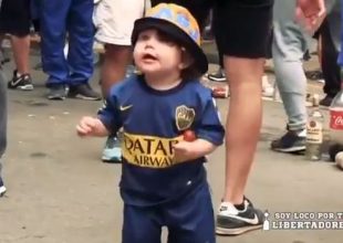 Απίθανος μπόμπιρας χορεύει και τραγουδά με τους οπαδούς της Μπόκα