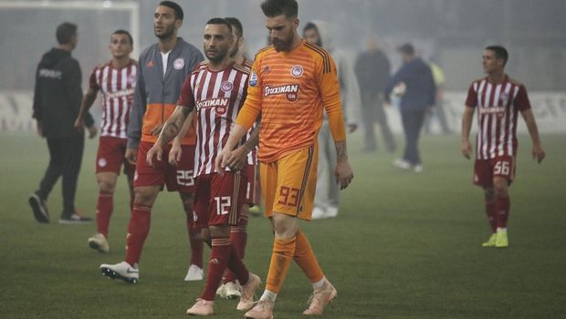 Οι οπαδοί του Ολυμπιακού έδιωξαν τους παίκτες