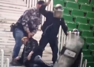 Σοκαριστικό ξύλο αστυνομικών σε οπαδό στην Αλγερία (VIDEO)