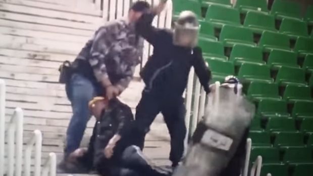 Σοκαριστικό ξύλο αστυνομικών σε οπαδό στην Αλγερία (VIDEO)