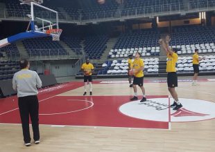 Η προπόνηση της ΑΕΚ στη Lotto Arena (ΦΩΤΟ)
